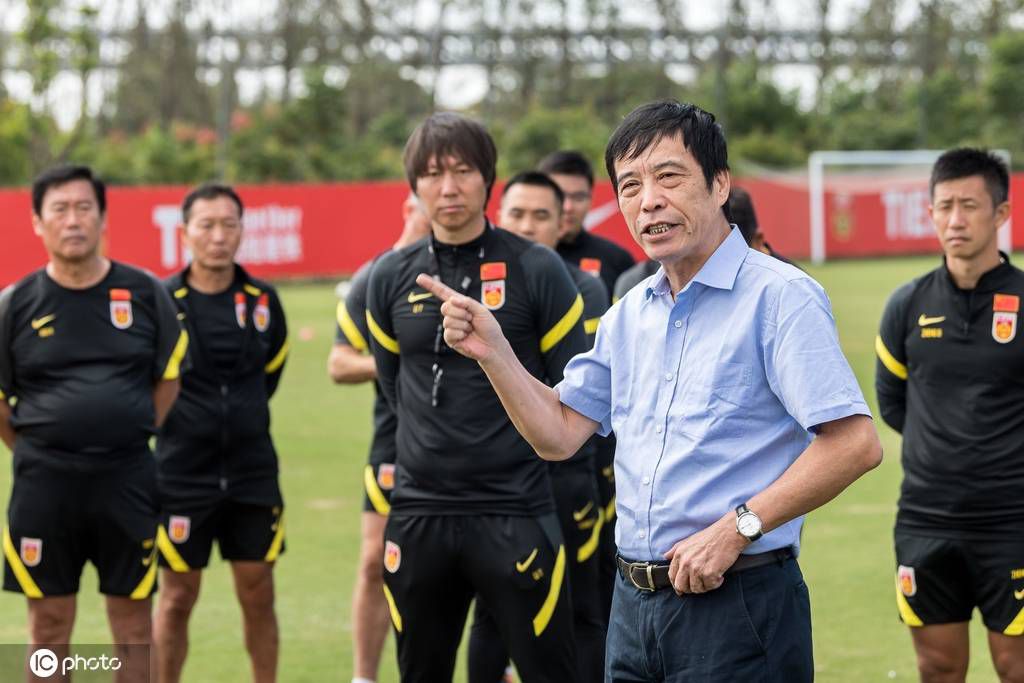 四行仓库位于上海闸北区苏州河北岸，而五十米河宽之隔的南岸，正是当时的上海公共租界，云集了市民、难民、学生、各国媒体及驻军等